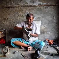 Kamu bisa belajar soal hidup dari tukang semir sepatu dan pengemis ini. Terutama soal keikhlasan dalam bekerja. | Sumber Foto: Facebook.com/facebook.com/gmbakash
