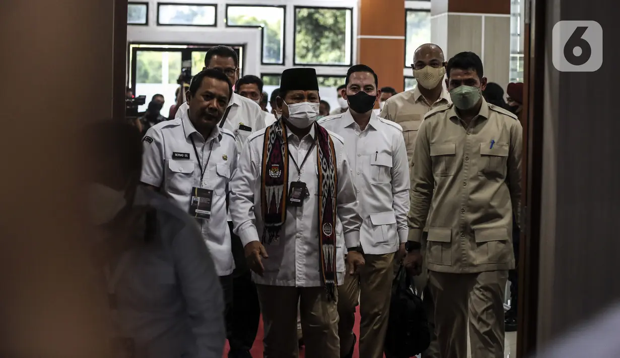 Ketua Umum Partai Gerindra Prabowo Subianto bersama jajaran pengurus Partai Gerindra mendatangi Kantor KPU, Jakarta, Senin (8/8/2022). Pada hari kedelapan ini, KPU menerima pendaftaran empat partai politik di antaranya Partai Republiku Indonesia, Partai Hati Nurani Rakyat (Hanura), Partai Gerindra, dan Partai Kebangkitan Bangsa (PKB). (Liputan6.com/Johan Tallo)