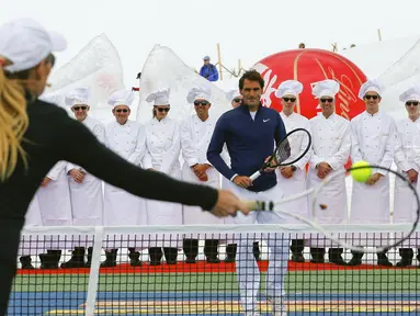 Petenis nomor tiga dunia, Roger Federer (kanan), mengikuti sesi promosi gletser Aletsch, Jungfraujoch, (17/7/2014). (REUTERS/Denis Balibouse)