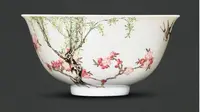 Mangkuk porselen antik dari masa Kaisar Yongzheng dari Dinasti Ming. (dok. Sothebys.com)