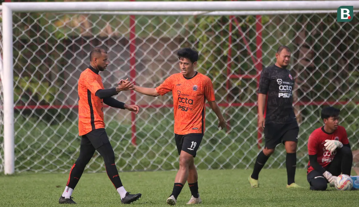 Selebrasi pemain Persija Jakarta, Hanif Sjahbandi (dua kiri) setelah mencetak gol umpan dari Gustavo Almeida (kiri) saat pertandingan internal sesama pemain dalam sesi latihan yang berlangsung di Nirwana Park, Bojongsari, Depok, Jawa Barat, Senin (20/11/2023). (Bola.com/Ikhwan Yanuar)