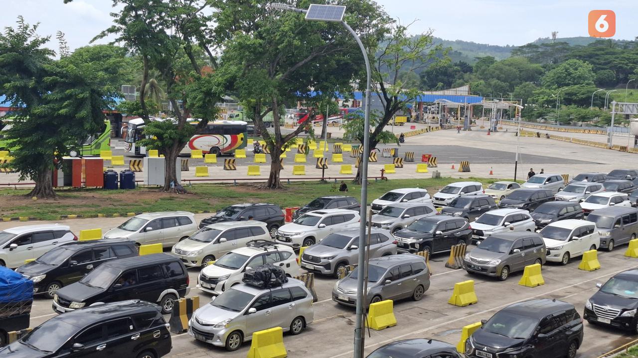 Kendaraan minibus yang mengantre masuk ke dalam kapal di Dermaga Eksekutif Pelabuhan Bakauheni, Lampung Selatan terpantau ramai lancar, Kamis (27/3/2025).