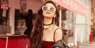 Meski sukses di dunia akting, akan tetapi hal tersebut tak membuat Suzy lupa dengan dunia musik yang sudah membesarkan namanya. (Foto: instagram.com/skuukzky)