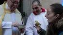 Pastor memberkati seekor burung peliharaan pada peringatan Hari santo Antonius di gereja Saint Pablo, Spanyol, Rabu (17/1). Pemberkatan hewan peliharaan ini sudah ada sejak abad ke-19 di Madrid, Kepulauan Balearic dan Burgos. (AP/Alvaro Barrientos)