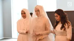 Fairuz A Rafiq memasuki tempat akad nikah di kawasan Kuningan, Jakarta Selatan, Minggu (21/5). Sonny memberi mahar unik berupa uang tunai Rp 999.999. (Liputan6.com/Herman Zakharia)