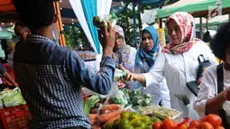 Warga melakukukan aktifitas jual beli saat kegiatan Bazar Ramadan di pelataran kantor DKPPP, BSD, Mekar Jaya, Serpong pada Rabu (15/5/2019). Bazar ini menjual beragam sembako yang dijual lebih murah hingga 50% dari harga pasar. (merdeka.com/Arie Basuki)