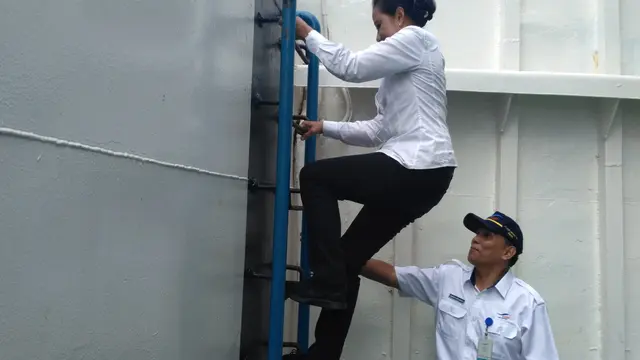 Menteri BUMN Rini Soemarno saat menaiki kapal  KMP Raja Enggano di NTB. (Liputan6.com/Achmad Dwi Apriyadi)