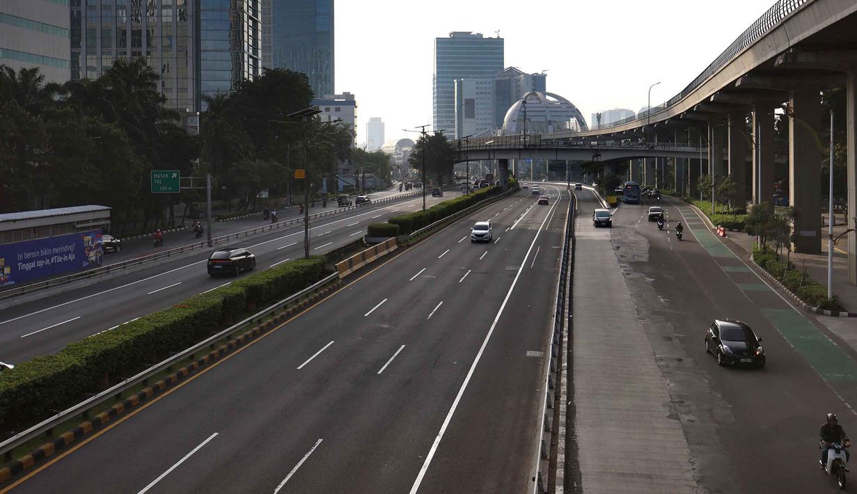 Kamis 19 Maret 2026 pagi, suasana sejumlah ruas jalan utama di Jakarta terlihat sangat berbeda. Tampak dalam foto, suasana salah satu ruas jalan di Jakarta, Kamis (19/3/2026) pagi. (Kapanlagi.com/Budy Santoso)