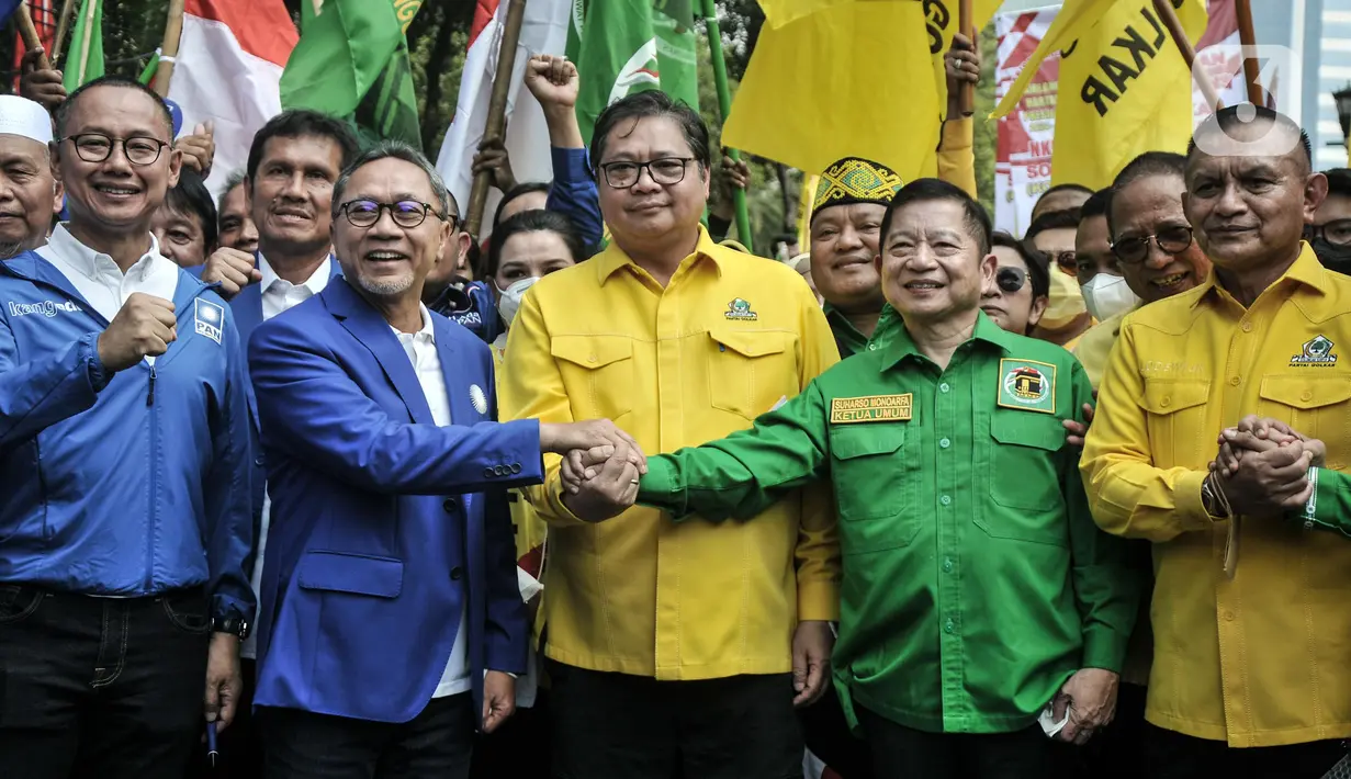 Ketua Umum Partai Amanat Nasional (PAN) Zulkifli Hasan, Ketua Umum Partai Golkar Airlangga Hartarto dan Ketua Umum PPP Suharso Monoarfa yang tergabung dalam Koalisi Indonesia Bersatu (KIB) menyapa awak media saat tiba di Gedung KPU RI, Jakarta Pusat, Rabu (10/8/2022). Kedatangan ketiga petinggi KIB tersebut terlihat mesra saat jalan bersama menuju Gedung KPU. (merdeka.com/Iqbal S Nugroho)
