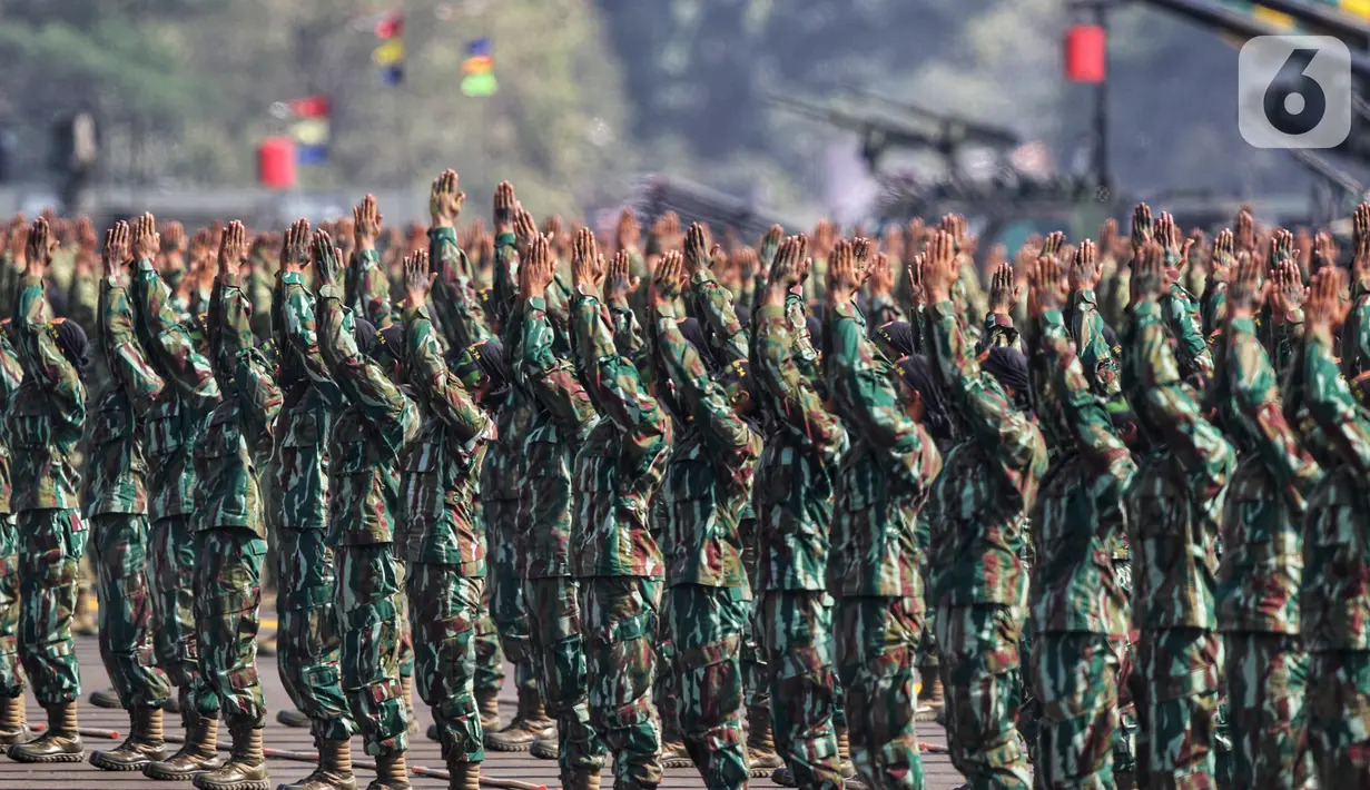Atraksi bela diri prajurit TNI pada perayaan HUT ke-74 TNI di Taxy Way Echo Lanud Halim Perdanakusuma, Jakarta Timur, Sabtu (5/10/2019). HUT ke-74 TNI dihadiri oleh Presiden Joko Widodo atau Jokowi yang bertindak sebagai insprektur upacara. (Liputan6.com/JohanTallo)