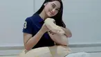 Terlepas dari itu, keseharian Memes Prameswari tak pernah luput dari sorotan para penggemarnya. Salah satunya aksi wanita 26 tahun ini memandikan ular piton berukuran jumbo. (Liputan6.com/IG/@memes_prameswari)