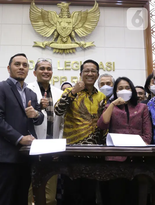 Menteri Pemberdayaan Perempuan dan Perlindungan Anak I Gusti Ayu Bintang Darmawati (kanan) dan Ketua Baleg DPR RI Supratman Andi Agtas (kedua kanan) saat penandatanganan dokumen dalam rapat pembahasan RUU TPKS di Gedung Nusantara I, Jakarta, Rabu (6/4/2022). (Liputan6.com/Angga Yuniar)