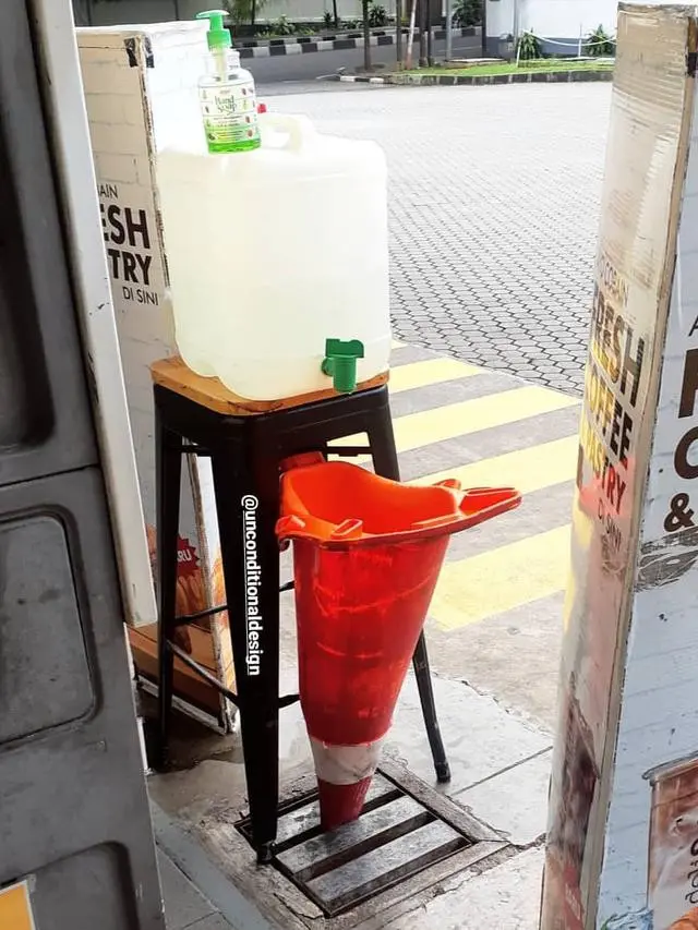 Penyalahgunaan Kerucut Lalu Lintas yang Kreatif