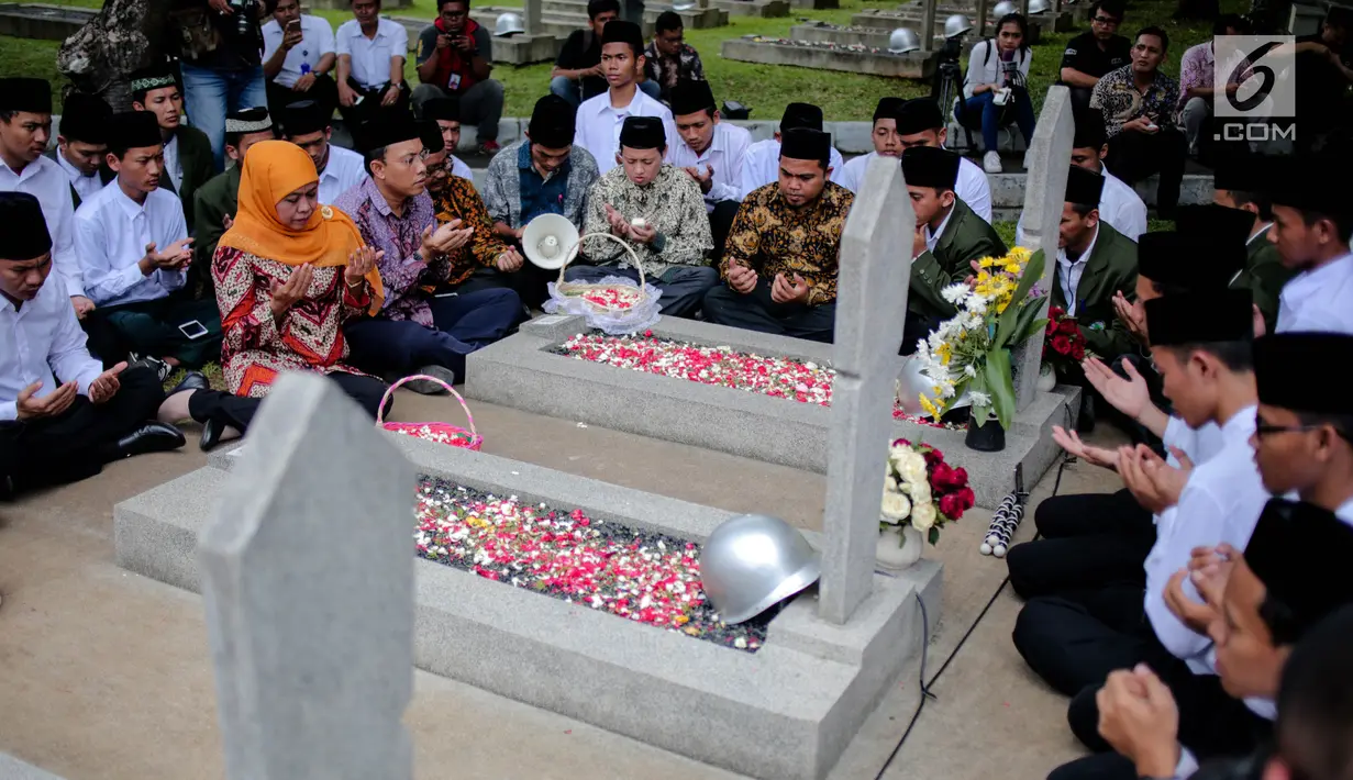 Mensos Khofifah Indar Parawansa bersama para santri penghafal Alquran berdoa di salah satu makam pahlawan di Taman Makam Pahlawan Kalibata, Jakarta, Senin (2/10). Hal ini dilakukan untuk memperingati Hari Kesaktian Pancasila. (Liputan6.com/Faizal Fanani)