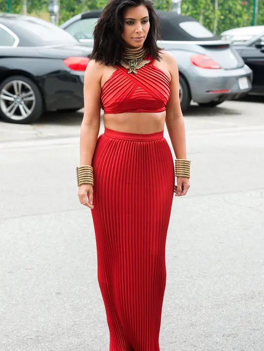 Usah dan kerja keras Kim Kardashian demi menghilangkan lemak pada tubuhnya tidaklah mudah, terlebih lagi dirinya sudah melahirkan dua buah hati, yakni North dan Saint West. (AFP/Bintang.com)