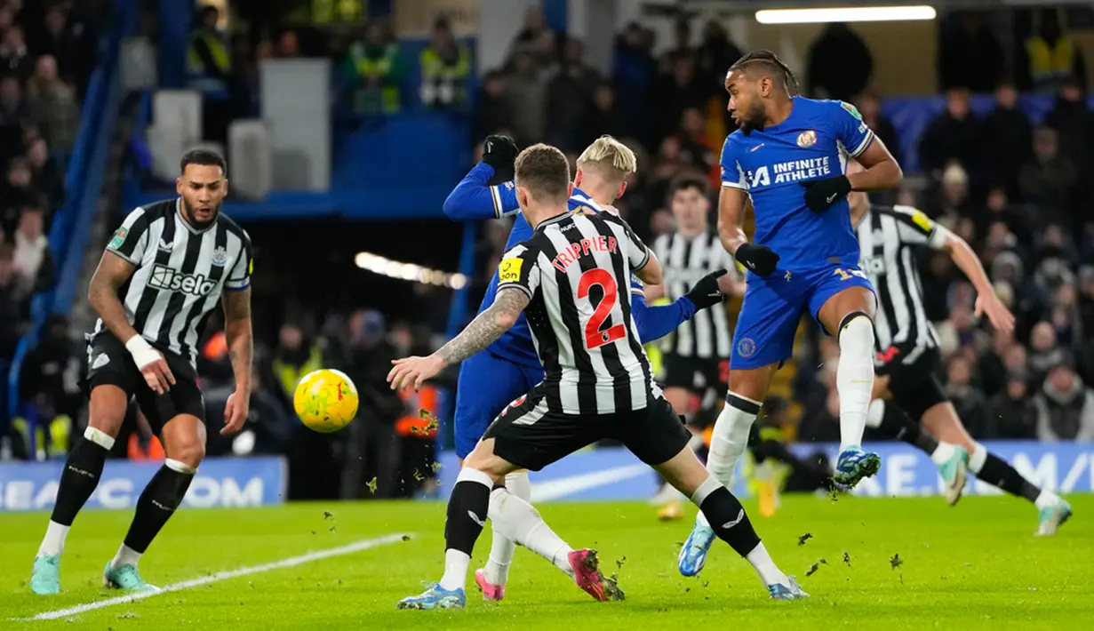 Newcastle United malah bikin gol dari serangan pertamanya ke gawang Chelsea pada menit ke-16 lewat Callum Wilson. (AP Photo/Kirsty Wigglesworth)
