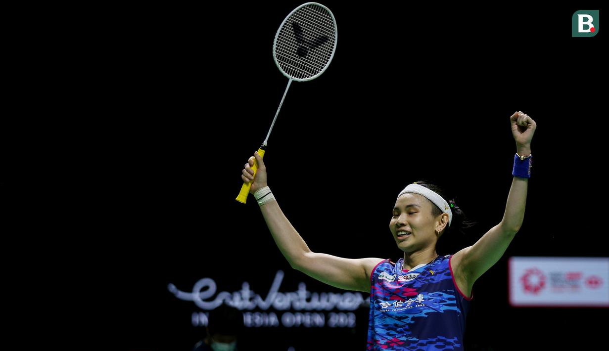 Pebulu tangkis tunggal putri Taiwan, Tai Tzu Ying melakukan selebrasi usai mengalahkan pebulu tangkis tunggal putri China, Wang Zhi Yi pada babak final di Istora Senayan, Jakarta, Minggu (19/06/2022). (Bola.com/Bagaskara Lazuardi)