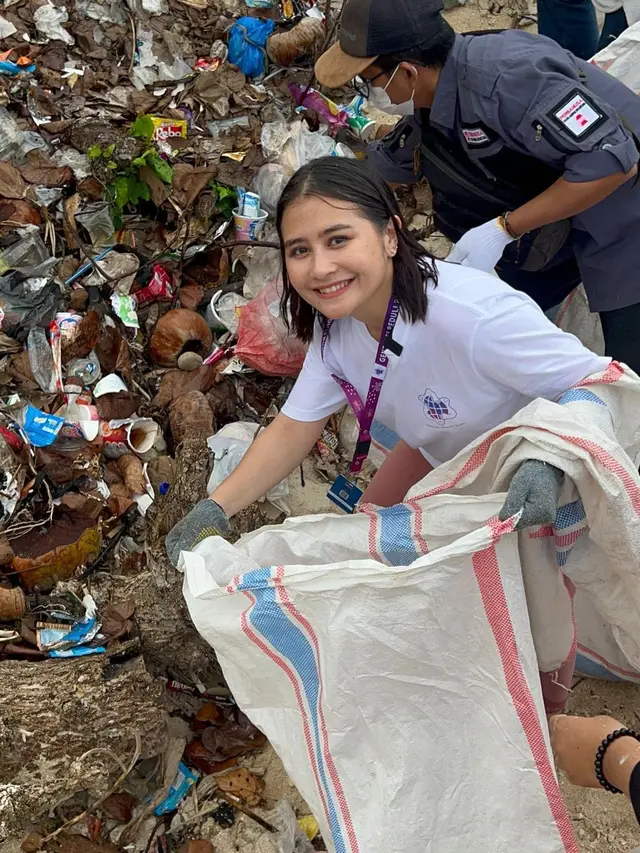 7 Momen Prilly Latuconsina Bikin Gerakan Bersihkan Pantai Ini Tuai Pujian