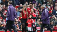 Gelandang Manchester United, Casemiro dan keluarga, berfoto bersama di lapangan setelah pertandingan kandang terakhir Setan Merah musim ini kontra Nottingham Forest di Old Trafford, Manchester, Minggu (17/5/2026). (Darren Staples / AFP)