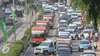 Angkutan umum mencoba menerobos jalur Trans-Jakarta di Jalan Otista Raya, Jakarta, Sabtu (19/11). Rendahnya separator pembatas membuat pengendara dapat leluasa masuk ke jalur tersebut, meskipun berbahaya bagi keselamatan. (Liputan6.com/Immanuel Antonius)