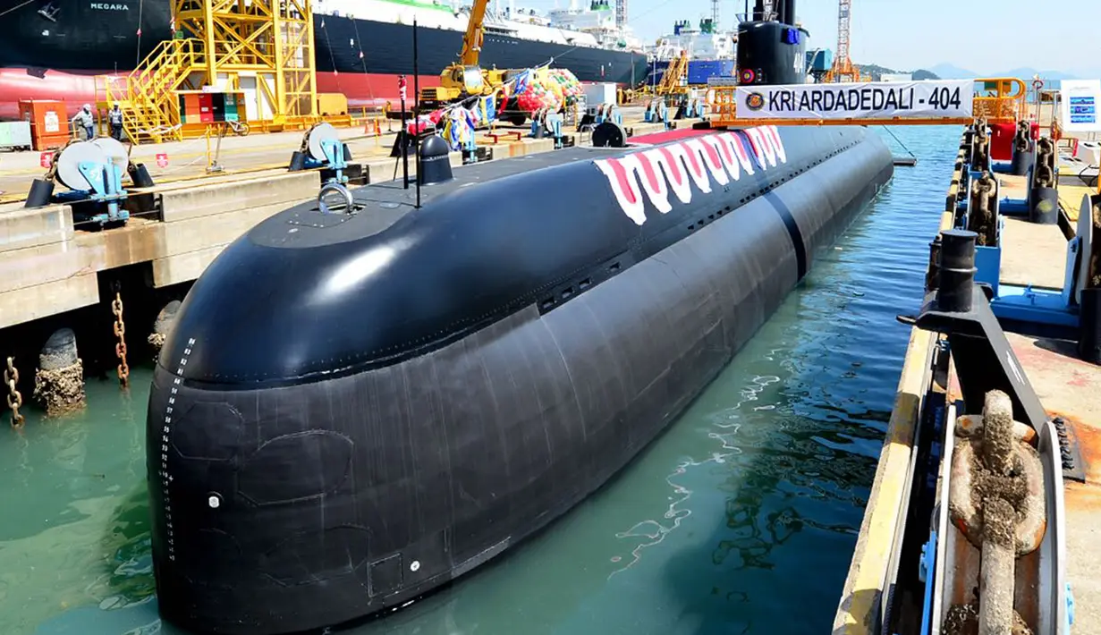Kapal selam KRI Ardadedali-404 pesanan TNI Angkatan Laut saat upacara simbolis penyerahan di galangan kapal DSME, Okpo, Korea Selatan, Rabu (25/4). Kapal selam ini merupakan hasil kerja sama RI dengan Korea Selatan. (Dok Puskom Publik Kemhan/Juli)
