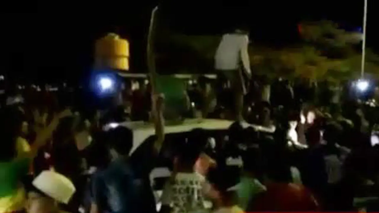 VIDEO: Aksi Sweeping Suporter Bola di Suramadu