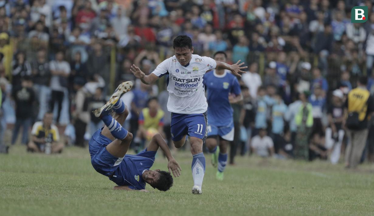 Bek Persib Bandung, Dedi Kusnandar, berebut bola dengan pemain Perserang, Suwandi, pada laga persahabatan di Stadion Maulana Yusuf, Banten, Kamis (1/3/2018). Persib menang 6-0 atas Perserang. (Bola.com/M Iqbal Ichsan)