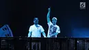 Duo DJ asal Amerika, Alex Pall dan Andrew Taggart tampil pada "The Chainsmokers Live in Concert" di JIExpo, Kemayoran, Jakarta, Jumat (30/3). Jelang naik panggung, konser tersebut menyajikan sederet penampilan DJ pembuka.  (Liputan6.com/Herman Zakharia)