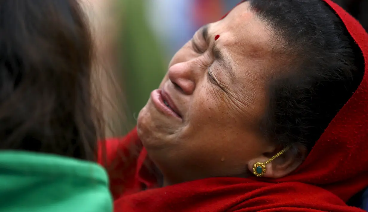 Seorang wanita menagis melihat kondisi rumah mereka yang hancur akibat gempa, Nepal, Sabtu (25/4/2015). Dikabarkan sekitar 500 orang lebih tewas dalam peristiwa tersebut (Reuters/Navesh Chitrakar)