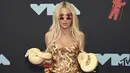 Tana Mongeau berpose saat menghadiri MTV VMA's 2019 di New Jersey, AS (26/8/2019). Bintang YouTuber Tana Mongeau menjadi pusat perhatian karena sensasinya membawa seekor ular di acara tersebut. (Dia Dipasupil/Getty Images for MTV/AFP)