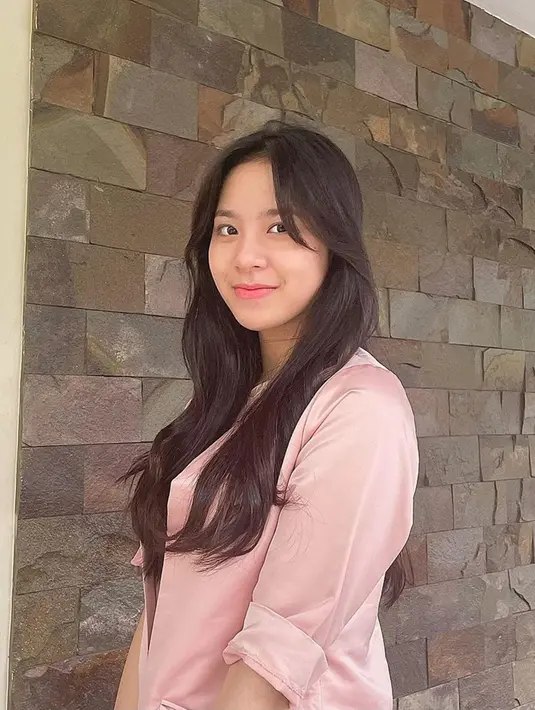 Pakaian warna pink sangat cocok dikenakan oleh member JKT48 ini. Ia terlihat anggun dengan pakaian seperti ini ditambah senyum tipis yang ia perlihatkan. Zee yang cantik memesona ini berhasil bikin para penggemarnya jatuh hati. (Liputan6.com/IG/@jkt48.zee)