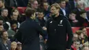 Pelatih Liverpool, Jurgen Klopp (kanan) memberikan slam kepada pelatih Tottenham Hotspur, Mauricio Pochettino usai laga Premier League pekan ke-9 di Wembley Stadium, London, (22/10/2017). Tottenham menang 4-1. (AFP/ IKIMAGES/Ian Kington)