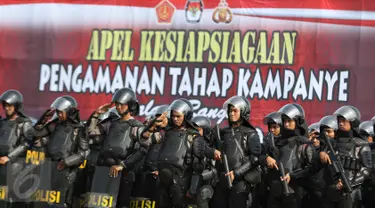 Pasukan gabungan TNI dan Polri menggelar apel kesiapsiagaan pengamanan tahap kampanye Pilkada Serentak 2017 di Lapangan Silang Monas, Jakarta, Rabu (2/11). Apel pasukan dipimpin inspektur upacara Panglima TNI dan Kapolri (Liputan6.com/Immanuel Antonius)