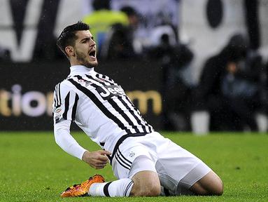 Striker Juventus, Alvaro Morata, merayakan gol yang dicetaknya ke gawang Inter Milan pada laga Serie A di Stadion Juventus, Italia, Minggu (28/2/2016). Juventus berhasil menaklukan Inter 2-0. (Reuters/Giorgio Perottino)