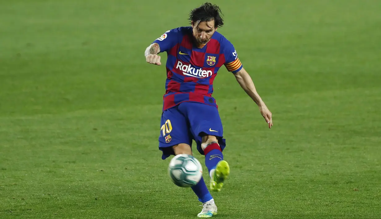 Striker Barcelona, Lionel Messi, melepaskan tendangan ke gawang Athletic Bilbao pada laga La Liga di Stadion Camp Nou, Selasa (23/6/2020). Barcelona menang 1-0 atas Athletic Bilbao. (AP/Joan Monfort)