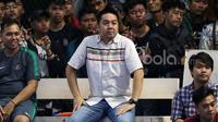 Manajer Timnas Futsal Indonesia, Aryanto Prametu saat menyaksikan laga Timnas melawan Blacksteel Manokwari pada laga Uji Coba jelang AFF Championship 2017 Thailand di Tifosi Sport Center, Selasa (16/1/2016). Timnas menang 8-6. (Bola.com/Nicklas Hanoatubun