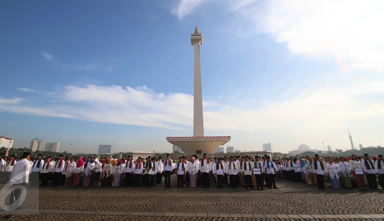 Ratusan Pegawai Negeri Sipil pada Pemprov DKI Jakarta mengikuti upacara peringatan hari ulang tahun Jakarta ke-489 di Lapangan Monas, Rabu (22/6). Gubernur DKI Basuki Tjahaja Purnama (Ahok) memimpin upacara HUT Jakarta itu. (Liputan6.com/Gempur M Surya)