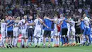 Para pemain Slowakia merayakan kemenangan di tengah lapangan. (Bola.com/Reza Khomaini)