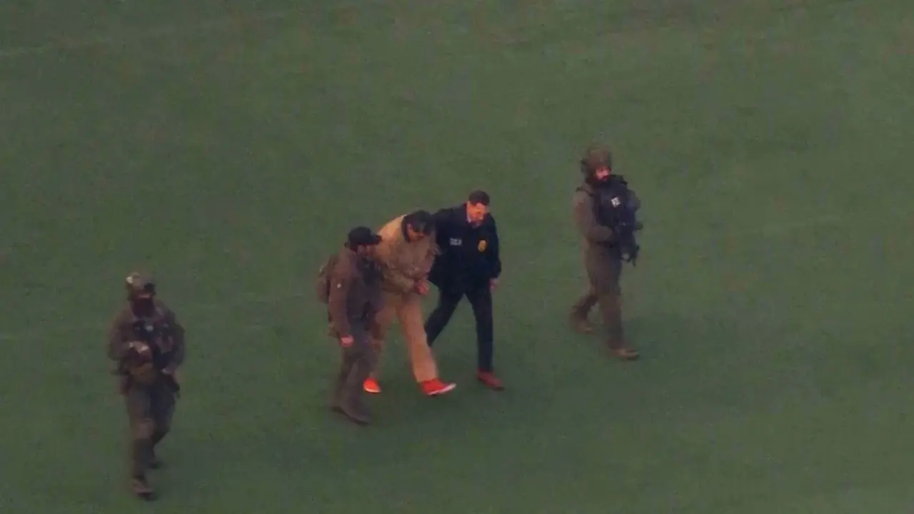 Gambar yang diambil dari tangkapan layar video ini menunjukkan Nicolas Maduro dikawal untuk naik helikopter menuju Pengadilan Federal Manhattan, Senin, 5 Januari 2026, di New York. (Dok. AP News)