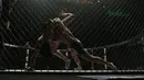 Stefer Rahardian (kanan) membanting lawannya Himanau Kaushik pada ajang One Championship 2018 di Jakarta Convention Center, Sabtu (12/5/2018). Stefer Rahardian mudah pada menit kedua ronde pertama. (Bola.com/Nick Hanoatubun)