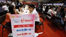 Sejumlah peserta saling mengobrol saat mengikuti acara perjodohan di Hangzhou, China timur, Minggu (29/5/2016). Acara yang diselenggarakan di Universitas Zhejiang ini menarik minat lebih dari 20.000 orang lajang. (STR/AFP)