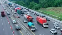 Atasi Kepadatan, Petugas Perpanjang Contraflow Tol Jakarta-Cikampek Kamis 25 Desember 2025