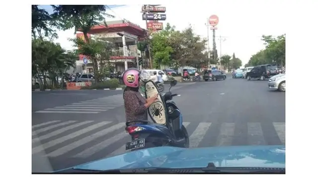 6 Kelakuan Cewek Santai Naik Motor Ini Bikin Tepuk Jidat