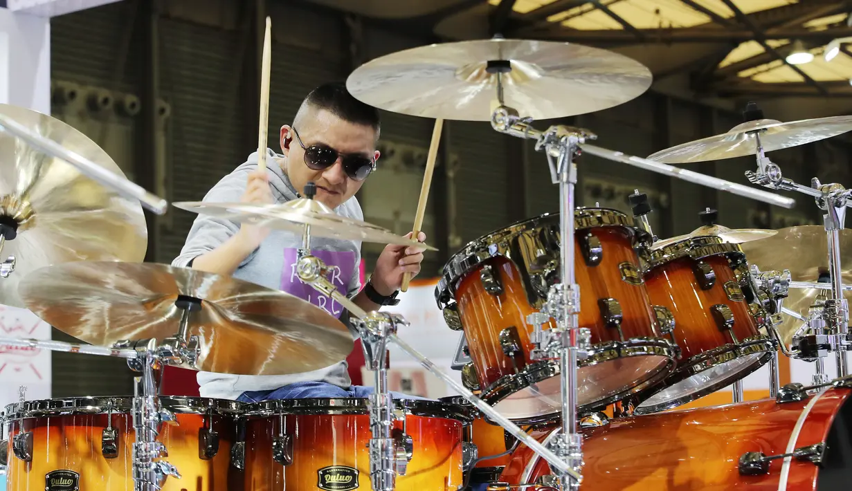 Seorang drumer memainkan drum di sebuah stan pada ajang Music China 2020 di Shanghai New International Expo Center, China, 28 Oktober 2020. Music China 2020 diikuti lebih dari 1.000 industri musik dari 11 negara dan kawasan dengan produk-produk baru mereka. (Xinhua/Fang Zhe)