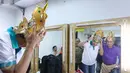 Gubernur Jawa Tengah Ganjar Pranowo (kaos putih) dan Dirut BTN Maryono (kemeja ungu) saat mencoba mahkota di ruang ganti sebelum pementasan ketoprak dengan tema Menyatukan Kembali Nusantara di GKJ, Jakarta, Minggu (21/8). (Liputan6.com/Angga Yuniar)