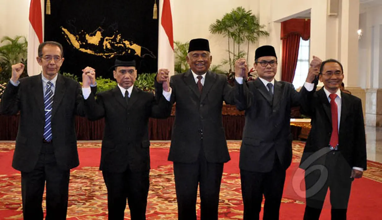 Ketua sementara KPK Taufiequrrachman Ruki, bersama Wakil Ketua sementara KPK Johan Budi, Indriyanto Senoadji, Adnan Pandu Praja dan Zulkarnain berfoto bersama usai pelantikan di Istana Negara, Jakarta, Jumat (20/2/2015). (Liputan6.com/Faizal Fanani) 