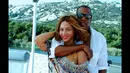 Beyonce dan Jay-Z saling memeluk dan tersenyum bahagia ke kamera saat liburan di Perancis bagian selatan, (17/9/14). (Dailymail)