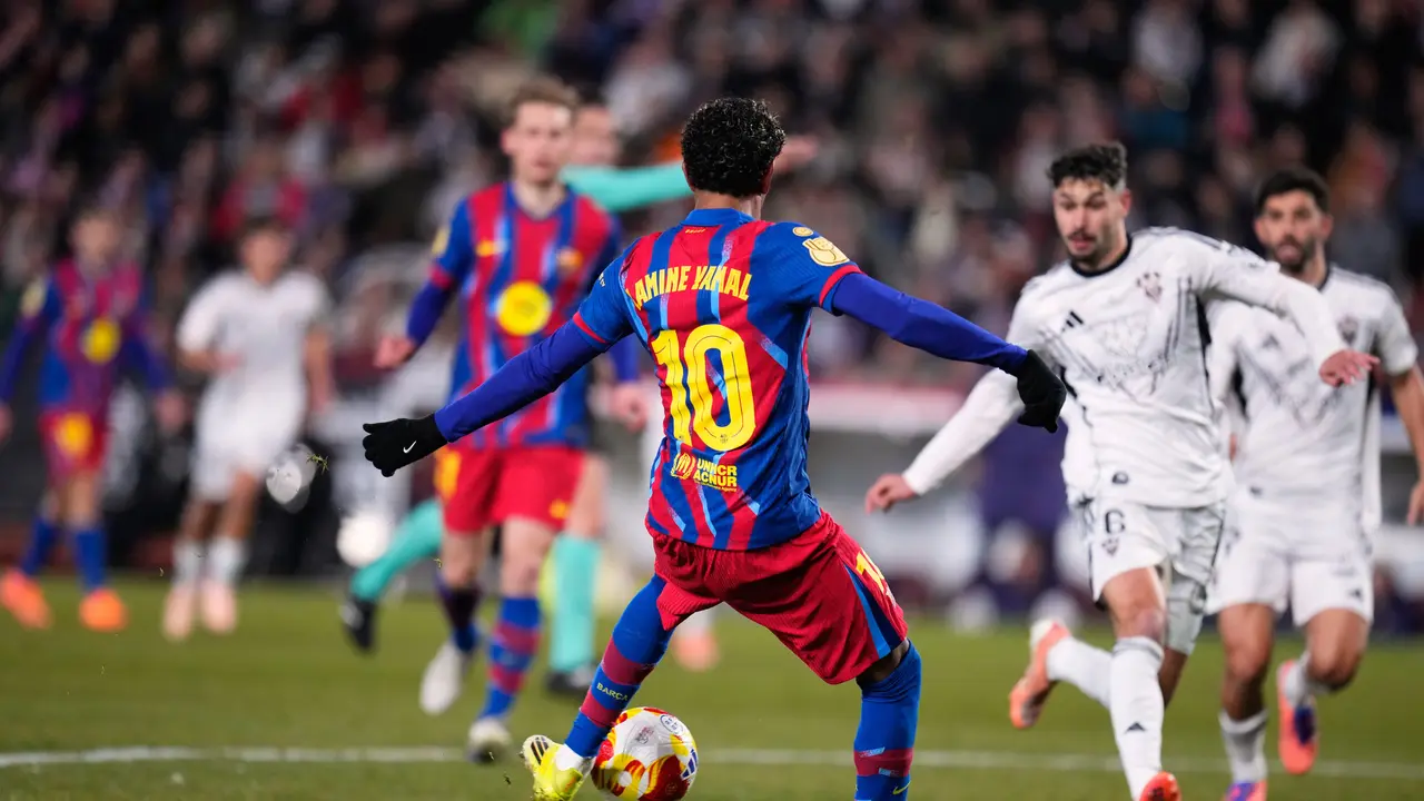 Bintang Barcelona Lamine Yamal mencetak gol ke gawang Albacete di perempat final Copa del Rey di Estadio Carlos Belmonte, Rabu (04/02/2026) dini hari WIB.