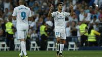 Selebrasi Marco Asensio usai mencetak gol ke gawang Valencia pada lanjutan La Liga Spanyol di Santiago Bernabeu stadium, Madrid, (27/8/2017). Real ditahan Imbang 2-2. (AP/Francisco Seco)