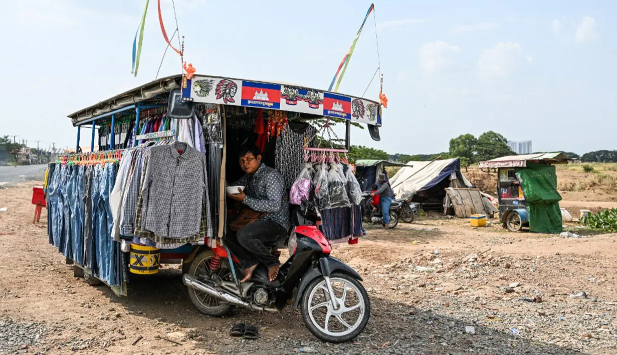 Para pedagang suvenir SEA Games 2023 juga sudah mulai terlihat meramaikan sekitar Stadion Morodok Techo yang akan menjadi tempat upacara pembukaan. (Mohd RASFAN/AFP)